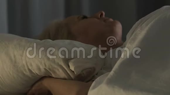 睡在床上背痛健康问题的女性养老金领取者视频的预览图