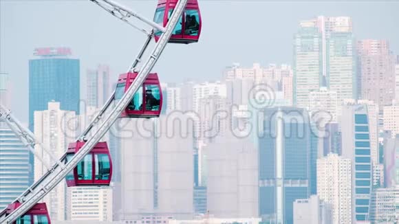 红色摩天轮对多云的蓝天关闭香港的天轮城市替罪羊视频的预览图