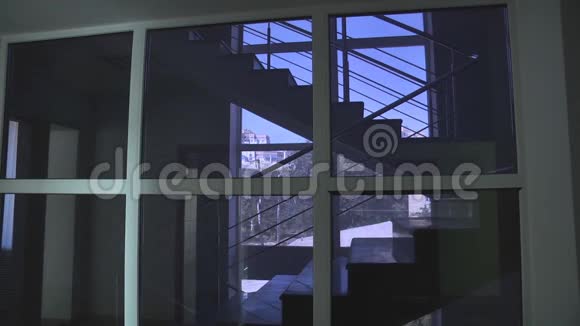 办公室楼梯窗口视频的预览图