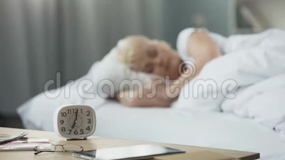 美丽的中年女士睡在床上在觉醒之前的一刻健康视频的预览图