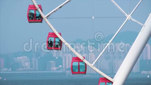 红色摩天轮对多云的蓝天关闭香港的天轮城市替罪羊视频的预览图