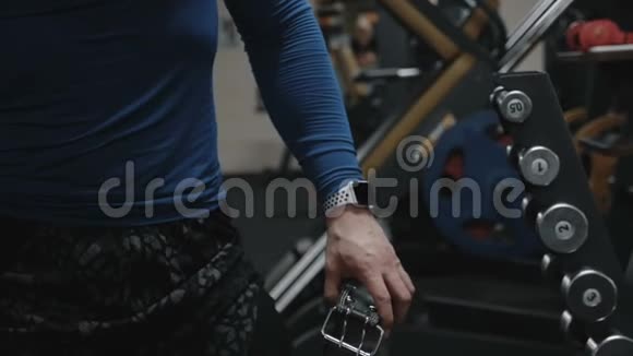健美运动员穿上运动腰带慢速视频视频的预览图