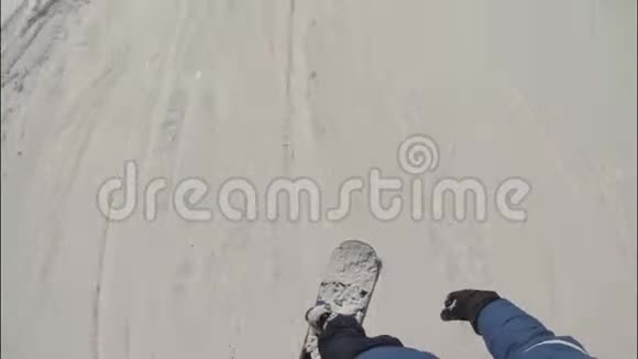 男子滑雪板下降雪坡在滑雪场视频的预览图