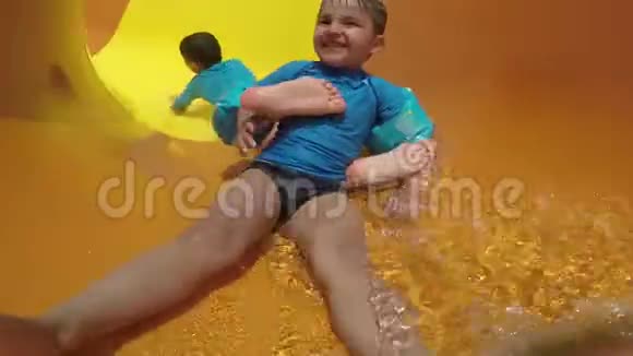 有趣的儿童滚动黄水滑梯视频的预览图