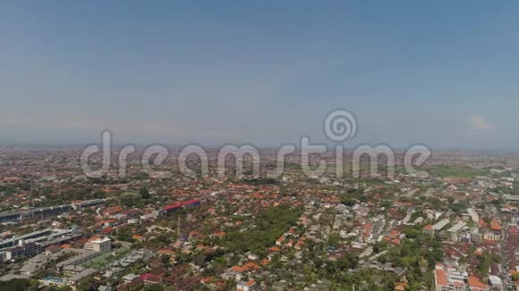 鸟瞰登巴萨市印度尼西亚视频的预览图