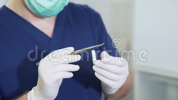医生戴上无菌白手套脸上戴口罩在医院检查医疗器械视频的预览图
