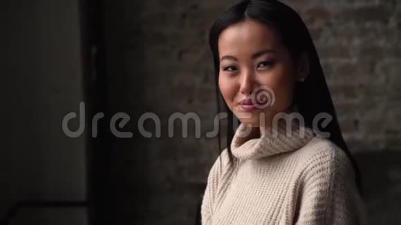 年轻的亚洲女人指着你看着相机肢体语言眨眼的女孩嬉笑着指指点点视频的预览图