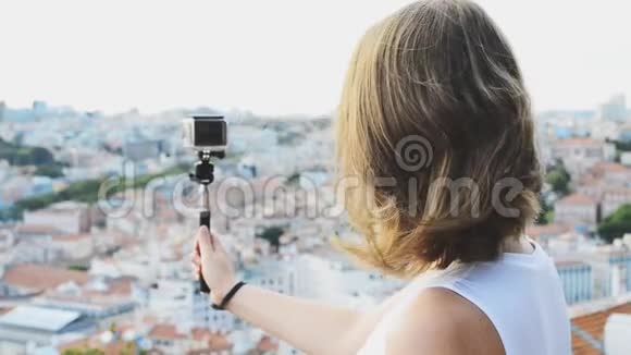 带摄像头的女旅行者视频的预览图