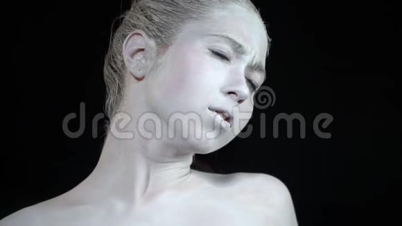 那位穿着白色身体艺术的女孩闭着眼睛皱眉站着视频的预览图