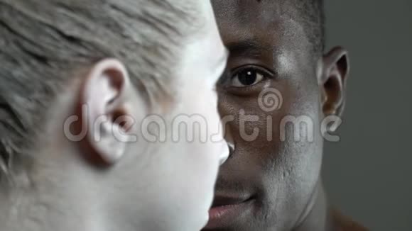 一个男人从一个白人女孩的脸后面往外看看着镜头视频的预览图