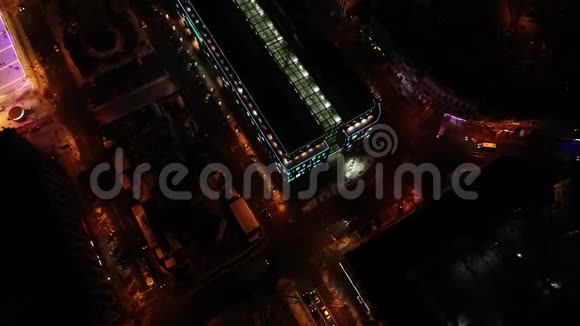 在夜间用明亮的灯光对商场进行空中拍摄空中拍摄视频的预览图