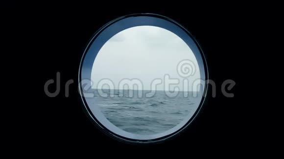 从船的舷窗看海洋海洋中的一艘船可以从游轮的舷窗上看到视频的预览图
