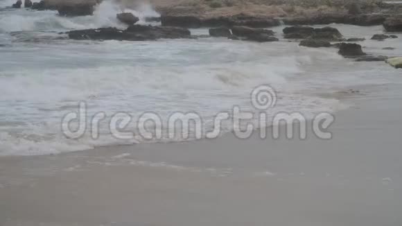 在暴风雨中地中海的海浪在石头和沙子上飞溅视频的预览图