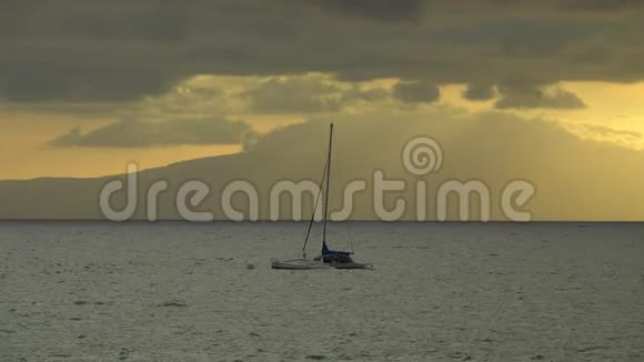 在美丽的金色夕阳前锚定小船视频的预览图