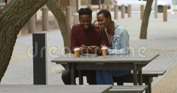 4k室外咖啡厅使用手机的情侣视频的预览图