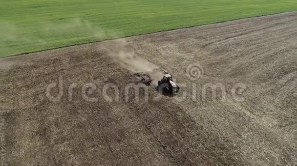 农民在拖拉机上用播种机耕作土地视频的预览图