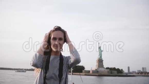 在自由女神像上一位快乐的女游客从一艘慢船上飞来飞去享受纽约天际线视频的预览图