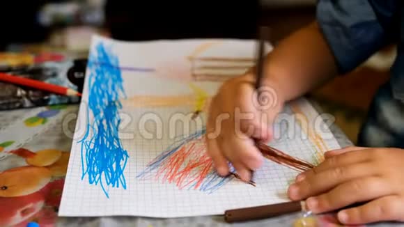 快乐的孩子用纸笔画童话人物视频的预览图