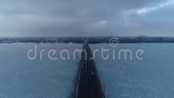 宽冰河上面有一座繁忙的桥德尼普罗乌克兰空中射击视频的预览图