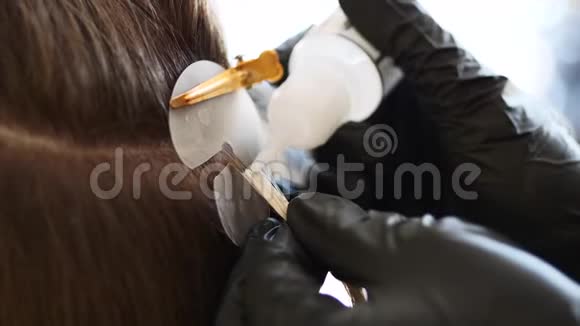 一个理发师正在安装头发延伸的升级视频的预览图