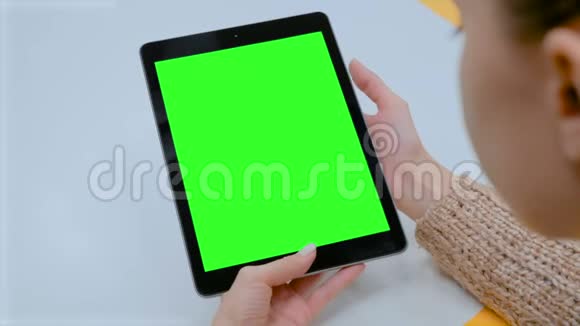 女性触摸绿色屏幕触摸屏显示黑色数码平板电脑在家视频的预览图