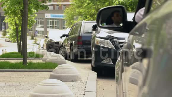 司机把垃圾扔出车窗污染城市人行道脏兮兮视频的预览图