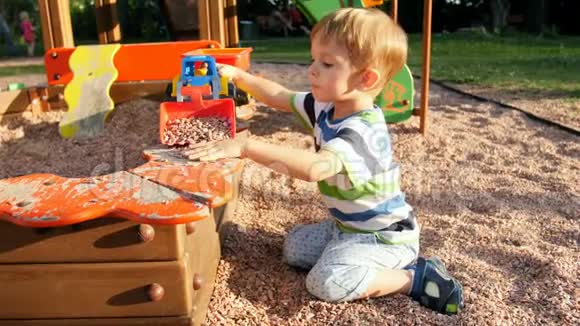 公园操场上玩具装载机载沙砾的幼儿男孩4k视频视频的预览图