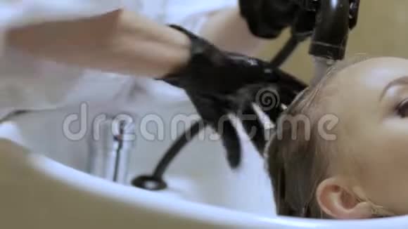 专业理发师在美容沙龙理发前给女性理发视频的预览图