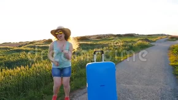 带手提箱的年轻女人旅行概念视频的预览图