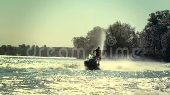 在阳光明媚的日子里在河上玩喷气式滑雪板的活跃男子积极的生活方式视频的预览图