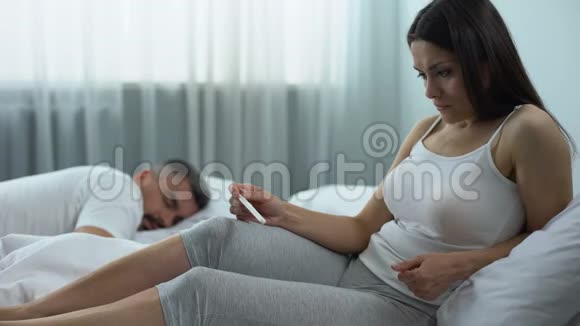 沮丧的女人持阳性检测意外怀孕意外亲密视频的预览图