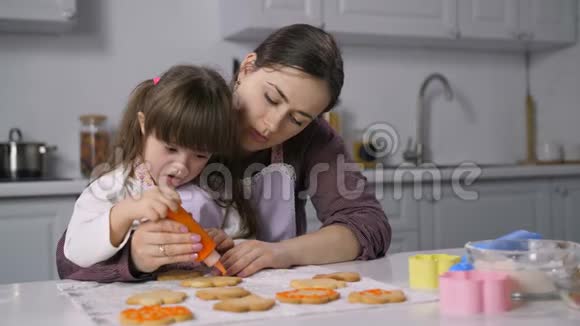 妈妈和特别需要的孩子装饰饼干视频的预览图