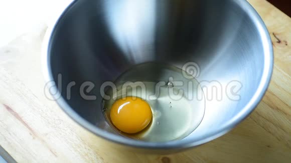 把鸡蛋放进碗里视频的预览图