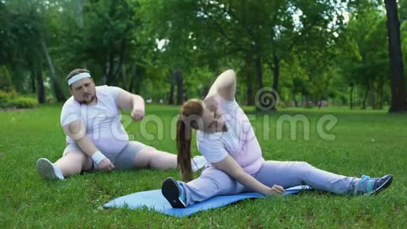 一对肥胖夫妇一起在公园锻炼减肥计划的初学者视频的预览图
