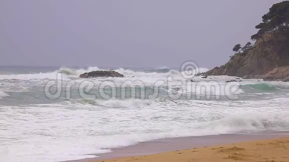 春天西班牙海岸在科斯塔布拉瓦帕拉莫斯附近的巨浪慢镜头视频的预览图