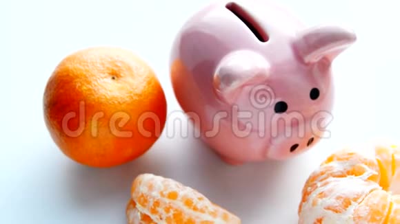 带有储蓄罐和橘子的中国新年白色背景上的传统符号视频的预览图