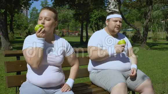 两个肥胖的人慢跑后吃苹果减肥饮食有机食品视频的预览图