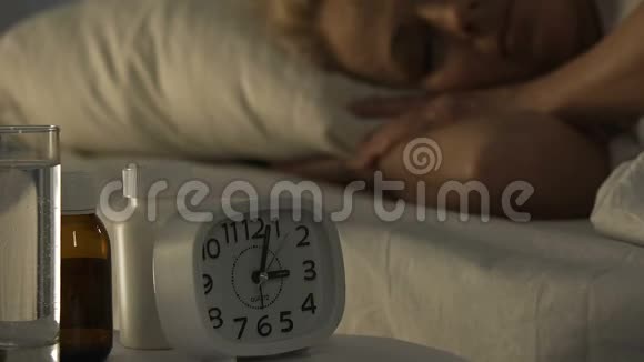 睡在床上的成年金发女人患有失眠衰老问题视频的预览图