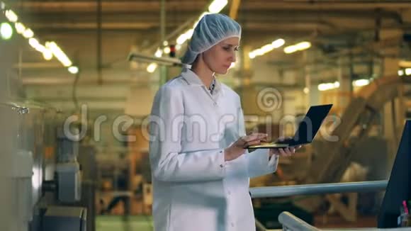 女工正在工厂里操作笔记本电脑视频的预览图