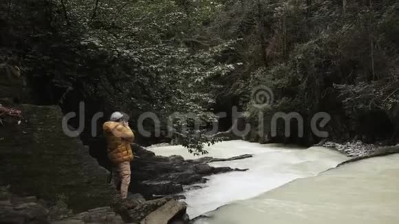 山区的专业摄影师视频的预览图