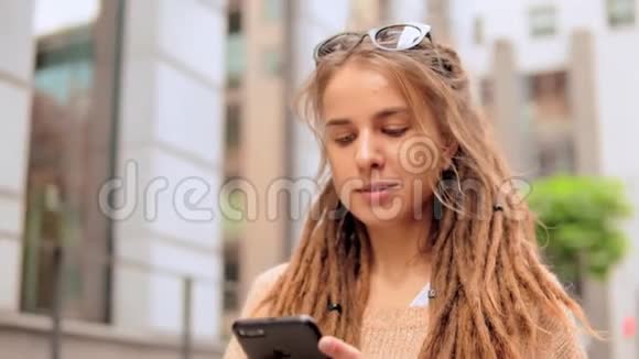 高加索女人在网上聊天视频的预览图