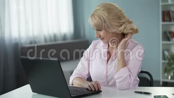 调情的女人在约会网站上调情并登记寻找新男友视频的预览图