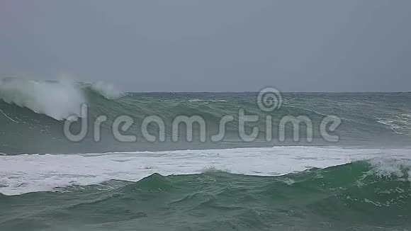 西班牙海岸的一股巨浪在科斯塔布拉瓦斯塔布拉瓦靠近帕拉莫斯镇慢镜头视频的预览图