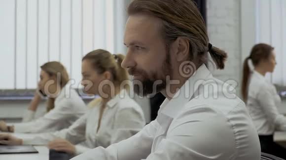 年轻女子来到同事办公室谈论他的电脑项目视频的预览图