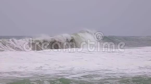 春天西班牙海岸在科斯塔布拉瓦帕拉莫斯附近的巨浪慢镜头视频的预览图