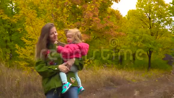 秋天公园的妈妈和女婴视频的预览图