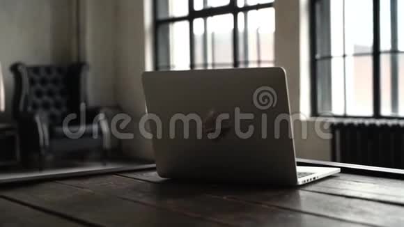 一个漂亮的女人在沙发上用电脑工作动作很慢亚洲女孩坐在工作场所后面手提电脑视频的预览图