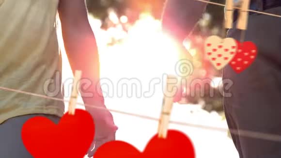 在阳光明媚的日子里一对情侣牵着手心怀情人节视频的预览图