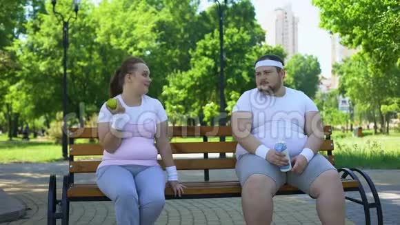 肥胖夫妇讨论饮食健康营养减肥的共同兴趣视频的预览图
