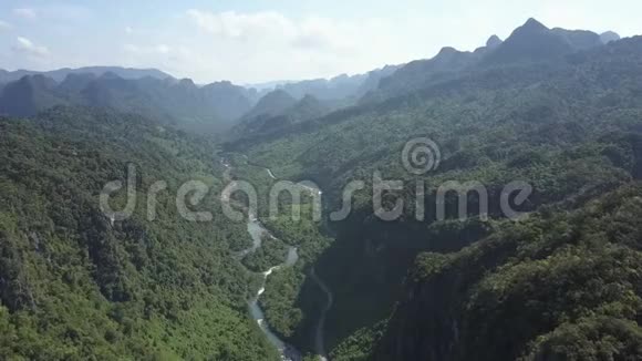 峡谷中有河流的热带高原空中图片视频的预览图